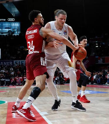 Basketball, BBL, FC Bayern München - SYNTAINICS MBC 13.04.2022, BBL, FC Bayern Muenchen vs Mitteldeutscher , Audi Dome Muenchen , Basketball, im Bild: Gavin Schilling (FCB Basketball) vs John Bryant (Mitteldeutscherbasketball)