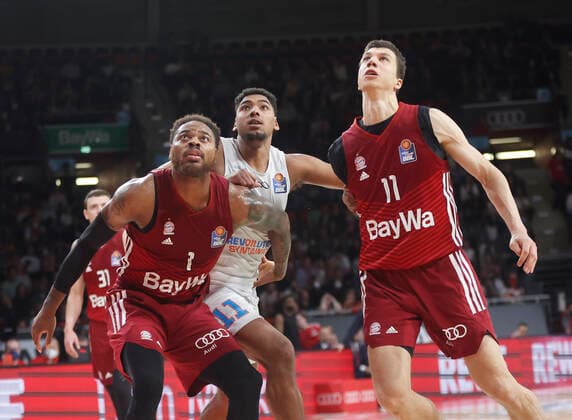 Basketball, BBL, FC Bayern München - SYNTAINICS MBC 13.04.2022, BBL, FC Bayern Muenchen vs Mitteldeutscher , Audi Dome Muenchen , Basketball, im Bild: Deshaun Thomas (FCB Basketball), Kostja Mushidi (Mitteldeutscherbasketball) und Vladimir Lucic (FCB Basketball)