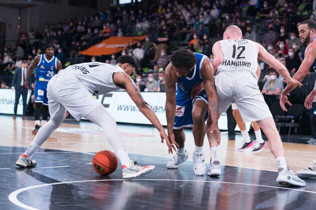 easyCredit Basketball Bundesliga, Hamburg Towers vs. Fraport Skyliners, Hamburg 13.04.2022 easyCredit Basketball Bundesliga, Hamburg Towers vs. Fraport Skyliners, Hamburg 13.04.2022, Kampf um den Ball, Will Cherry ( 29 FRAPORT SKYLINERS), Seth Hinrichs ( 12 Hamburg Towers) Copyright: xBEAUTIFULxSPORTS Mohwinkelx