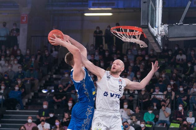 easyCredit Basketball Bundesliga, Hamburg Towers vs. Fraport Skyliners, Hamburg 13.04.2022 easyCredit Basketball Bundesliga, Hamburg Towers vs. Fraport Skyliners, Hamburg 13.04.2022 Fould durch Robin Christen ( 8 Hamburg Towers) an Lorenz Brenneke ( 21 FRAPORT SKYLINERS) Copyright: xBEAUTIFULxSPORTS Mohwinkelx