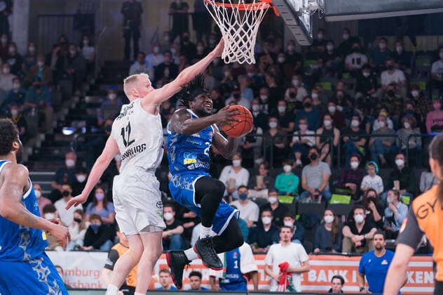 easyCredit Basketball Bundesliga, Hamburg Towers vs. Fraport Skyliners, Hamburg 13.04.2022 easyCredit Basketball Bundesliga, Hamburg Towers vs. Fraport Skyliners, Hamburg 13.04.2022, Korbleger durch Will Cherry ( 29 FRAPORT SKYLINERS) Copyright: xBEAUTIFULxSPORTS Mohwinkelx