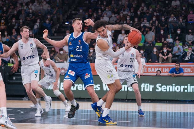 easyCredit Basketball Bundesliga, Hamburg Towers vs. Fraport Skyliners, Hamburg 13.04.2022 easyCredit Basketball Bundesliga, Hamburg Towers vs. Fraport Skyliners, Hamburg 13.04.2022, Rebound durch Caleb Homesley ( 5 Hamburg Towers) gegen Lorenz Brenneke ( 21 FRAPORT SKYLINERS) Copyright: xBEAUTIFULxSPORTS Mohwinkelx