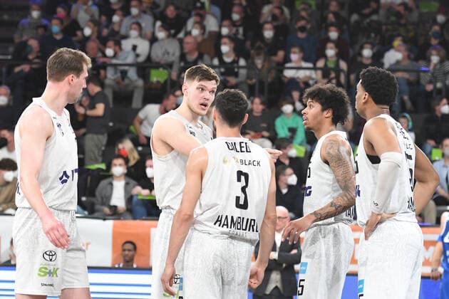 Basketball I Herren I Saison 2021-2022 I Bundesliga I 30. Spieltag I Hamburg Towers - Fraport Skyliners I 13.04.2022 Mannschaftsbesprechung Towers - Lukas Meisner (7, Hamburg Towers), Maik Kotsar (11, Hamburg Towers) gibt den ton an, Maximilian DiLeo (3, Hamburg Towers) und Caleb Homesley (5, Hamburg Towers) hören zu Hamburg edel-optics.de Arena Hamburg Deutschland Copyright: xLobeca AndreasxHannigx