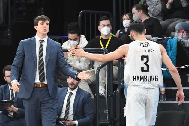 Basketball I Herren I Saison 2021-2022 I Bundesliga I 30. Spieltag I Hamburg Towers - Fraport Skyliners I 13.04.2022 Pedro Calles (Hamburg Towers) und Maximilian DiLeo (3, Hamburg Towers) Hamburg edel-optics.de Arena Hamburg Deutschland Copyright: xLobeca AndreasxHannigx