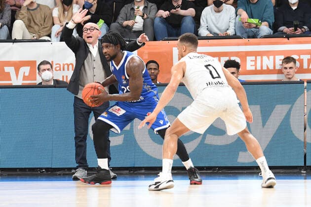 Basketball I Herren I Saison 2021-2022 I Bundesliga I 30. Spieltag I Hamburg Towers - Fraport Skyliners I 13.04.2022 Will Cherry (29, Fraport Skyliners) gegen Jaylon Brown (0, Hamburg Towers) - Luca Dalmonte (Headcoach, Fraport Skyliners) feuert an Hamburg edel-optics.de Arena Hamburg Deutschland Copyright: xLobeca AndreasxHannigx