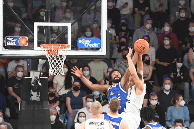 Basketball I Herren I Saison 2021-2022 I Bundesliga I 30. Spieltag I Hamburg Towers - Fraport Skyliners I 13.04.2022 Quantez Robertson (23, Fraport Skyliners) blockt Jaylon Brown (0, Hamburg Towers) Hamburg edel-optics.de Arena Hamburg Deutschland Copyright: xLobeca AndreasxHannigx