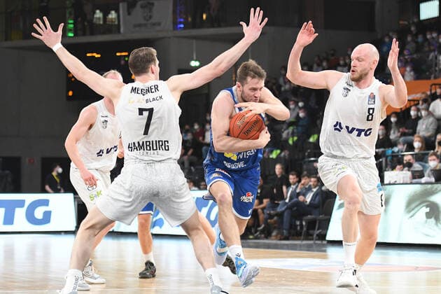 Basketball I Herren I Saison 2021-2022 I Bundesliga I 30. Spieltag I Hamburg Towers - Fraport Skyliners I 13.04.2022 Marcel Ponitka (42, Fraport Skyliners) unter dem Korb - aber Robin Christen (8, Hamburg Towers) begleitet - Lukas Meisner (7, Hamburg Towers) blockt Hamburg edel-optics.de Arena Hamburg Deutschland Copyright: xLobeca AndreasxHannigx