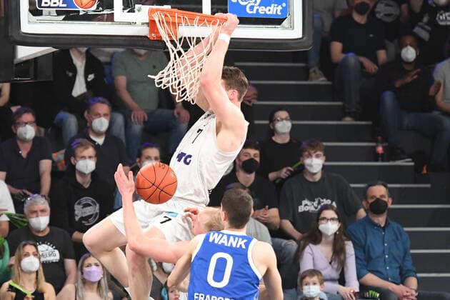 Basketball I Herren I Saison 2021-2022 I Bundesliga I 30. Spieltag I Hamburg Towers - Fraport Skyliners I 13.04.2022 Lukas Meisner (7, Hamburg Towers) schafft den Dunk - Lukas Wank (0, Fraport Skyliners) kann es nicht verhindern Hamburg edel-optics.de Arena Hamburg Deutschland Copyright: xLobeca AndreasxHannigx