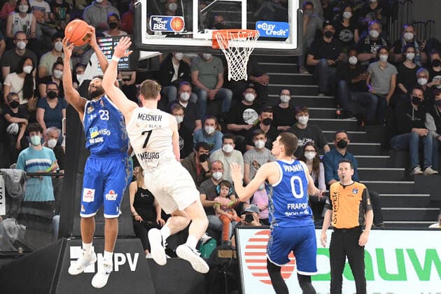 Basketball I Herren I Saison 2021-2022 I Bundesliga I 30. Spieltag I Hamburg Towers - Fraport Skyliners I 13.04.2022 Quantez Robertson (23, Fraport Skyliners) blockt Lukas Meisner (7, Hamburg Towers) Hamburg edel-optics.de Arena Hamburg Deutschland Copyright: xLobeca AndreasxHannigx