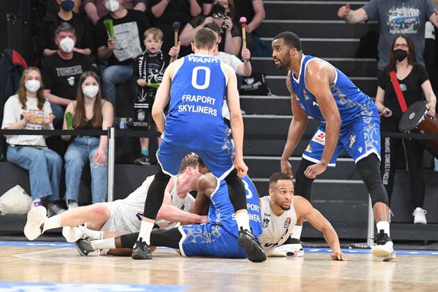 Basketball I Herren I Saison 2021-2022 I Bundesliga I 30. Spieltag I Hamburg Towers - Fraport Skyliners I 13.04.2022 Jaylon Brown (0, Hamburg Towers) am Boden Hamburg edel-optics.de Arena Hamburg Deutschland Copyright: xLobeca AndreasxHannigx