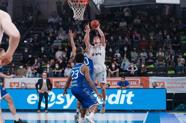 easyCredit Basketball Bundesliga, Hamburg Towers vs. Fraport Skyliners, Hamburg 13.04.2022 easyCredit Basketball Bundesliga, Hamburg Towers vs. Fraport Skyliners, Hamburg 13.04.2022, Wurf durch Maik Kotsar ( 11 Hamburg Towers) Copyright: xBEAUTIFULxSPORTS Mohwinkelx