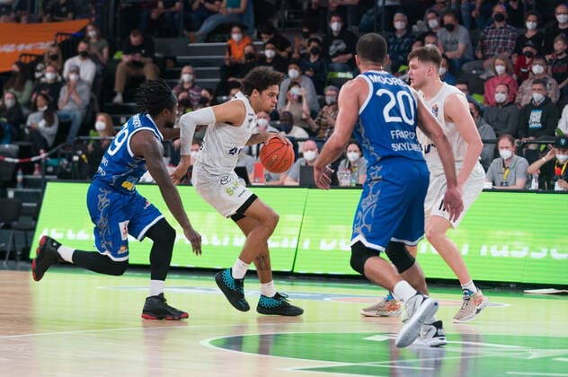 easyCredit Basketball Bundesliga, Hamburg Towers vs. Fraport Skyliners, Hamburg 13.04.2022 easyCredit Basketball Bundesliga, Hamburg Towers vs. Fraport Skyliners, Hamburg 13.04.2022, Spielaufbau über Caleb Homesley ( 5 Hamburg Towers) Copyright: xBEAUTIFULxSPORTS Mohwinkelx