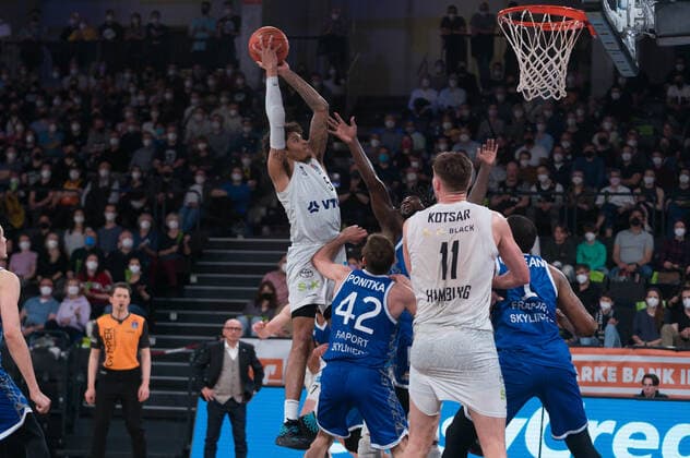 easyCredit Basketball Bundesliga, Hamburg Towers vs. Fraport Skyliners, Hamburg 13.04.2022 easyCredit Basketball Bundesliga, Hamburg Towers vs. Fraport Skyliners, Hamburg 13.04.2022, Wurf durch Caleb Homesley ( 5 Hamburg Towers) Copyright: xBEAUTIFULxSPORTS Mohwinkelx