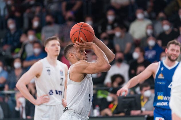 easyCredit Basketball Bundesliga, Hamburg Towers vs. Fraport Skyliners, Hamburg 13.04.2022 easyCredit Basketball Bundesliga, Hamburg Towers vs. Fraport Skyliners, Hamburg 13.04.2022, Freiwurf durch Lukas Wank ( 0 FRAPORT SKYLINERS) Copyright: xBEAUTIFULxSPORTS Mohwinkelx