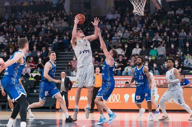 easyCredit Basketball Bundesliga, Hamburg Towers vs. Fraport Skyliners, Hamburg 13.04.2022 easyCredit Basketball Bundesliga, Hamburg Towers vs. Fraport Skyliners, Hamburg 13.04.2022, Korbleger durch Maik Kotsar ( 11 Hamburg Towers) Copyright: xBEAUTIFULxSPORTS Mohwinkelx