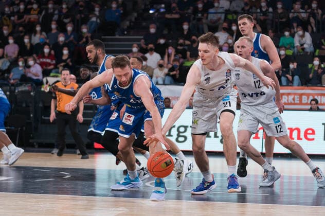 easyCredit Basketball Bundesliga, Hamburg Towers vs. Fraport Skyliners, Hamburg 13.04.2022 easyCredit Basketball Bundesliga, Hamburg Towers vs. Fraport Skyliners, Hamburg 13.04.2022, Kampf um den Ball Justus Hollatz ( 21 Hamburg Towers) gegen Marcel Ponitka ( 42 FRAPORT SKYLINERS) Copyright: xBEAUTIFULxSPORTS Mohwinkelx