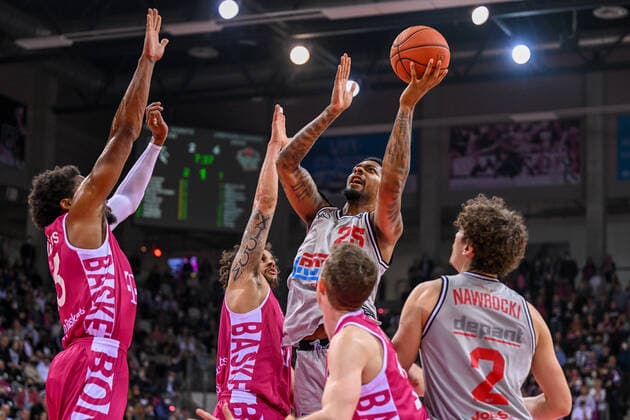 Sport Bilder des Tages Basketball, BBL, Telekom Baskets Bonn - JobStairs Gießen 46ers easyCredit BBL, Telekom Baskets Bonn vs. JobStairs GIESSEN 46ers, 13.04.2022 Phillip Fayne II (JobStairs GIESSEN 46ers, 25), Michael Kessens (Telekom Baskets Bonn, 6), Skyler Bowlin (Telekom Baskets Bonn, 12), Javontae Hawkins (Telekom Baskets Bonn, 13), easyCredit BBL, Telekom Baskets Bonn vs. JobStairs GIESSEN 46ers am 13.04.2022 im Telekom Dome, Bonn (Nordrhein-Westfalen) Copyright: xBEAUTIFULxSPORTS Mueller-Laschetx