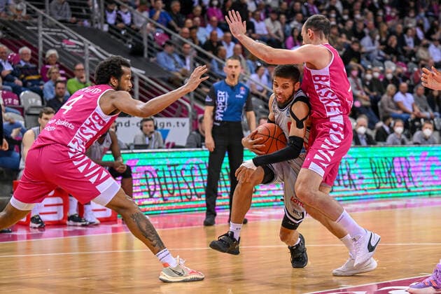 Basketball, BBL, Telekom Baskets Bonn - JobStairs Gießen 46ers easyCredit BBL, Telekom Baskets Bonn vs. JobStairs GIESSEN 46ers, 13.04.2022 Kendale McCullum (JobStairs GIESSEN 46ers, 0), Karsten Tadda (Telekom Baskets Bonn, 9), Justin Gorham (Telekom Baskets Bonn, 4), easyCredit BBL, Telekom Baskets Bonn vs. JobStairs GIESSEN 46ers am 13.04.2022 im Telekom Dome, Bonn (Nordrhein-Westfalen) Copyright: xBEAUTIFULxSPORTS Mueller-Laschetx