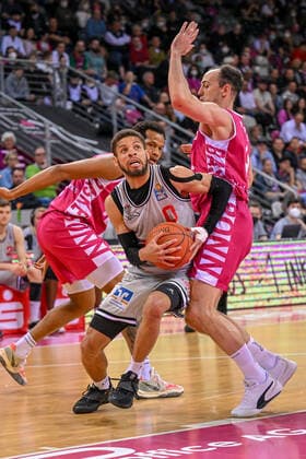 Basketball, BBL, Telekom Baskets Bonn - JobStairs Gießen 46ers easyCredit BBL, Telekom Baskets Bonn vs. JobStairs GIESSEN 46ers, 13.04.2022 Kendale McCullum (JobStairs GIESSEN 46ers, 0), Karsten Tadda (Telekom Baskets Bonn, 9), easyCredit BBL, Telekom Baskets Bonn vs. JobStairs GIESSEN 46ers am 13.04.2022 im Telekom Dome, Bonn (Nordrhein-Westfalen) Copyright: xBEAUTIFULxSPORTS Mueller-Laschetx