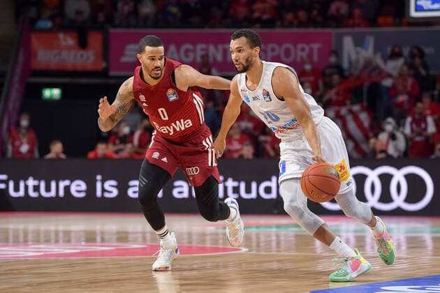 Basketball, BBL, FC Bayern München - SYNTAINICS MBC Basketball, BBL, 20220413, FC Bayern München - Mitteldeutscher Basketball Club. Im Bild Nick WEILER-BABB (FC Bayern München, 0) und Jamel MORRIS (Mitteldeutscher Basketball Club, 20) Dribbling Ball. München Audi Dome Bayern Deutschland Copyright: Passion2Press MarkusxFischerx