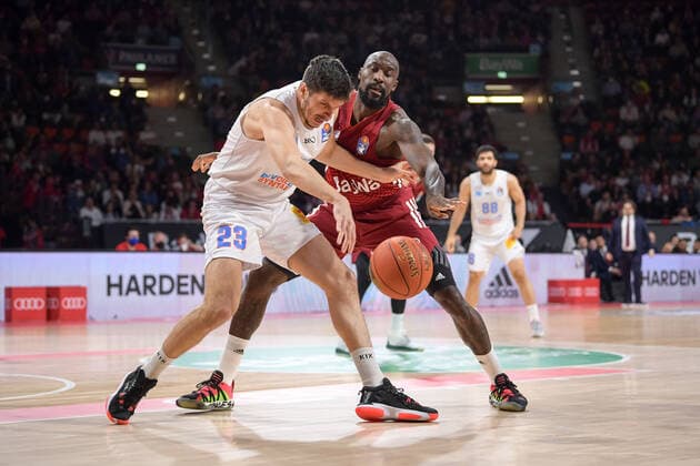 Basketball, BBL, FC Bayern München - SYNTAINICS MBC Basketball, BBL, 20220413, FC Bayern München - Mitteldeutscher Basketball Club. Im Bild Goran HUSKIC (Mitteldeutscher Basketball Club, 23) und Othello HUNTER (FC Bayern München, 8) Zweikampf Ball. München Audi Dome Bayern Deutschland Copyright: Passion2Press MarkusxFischerx