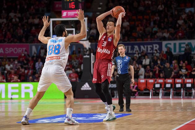 Basketball, BBL, FC Bayern München - SYNTAINICS MBC Basketball, BBL, 20220413, FC Bayern München - Mitteldeutscher Basketball Club. Im Bild Behnam YAKHCHALI (Mitteldeutscher Basketball Club, 88) und Zan Mark SISKO (FC Bayern München, 31). München Audi Dome Bayern Deutschland Copyright: Passion2Press MarkusxFischerx