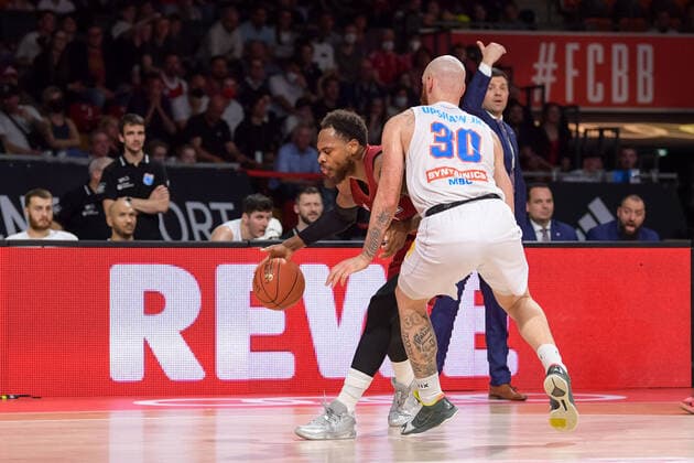 Basketball, BBL, FC Bayern München - SYNTAINICS MBC Basketball, BBL, 20220413, FC Bayern München - Mitteldeutscher Basketball Club. Im Bild Deshaun THOMAS (FC Bayern München, 1) Dribbling Ball und Reggie UPSHAW (Mitteldeutscher Basketball Club, 30). München Audi Dome Bayern Deutschland Copyright: Passion2Press MarkusxFischerx