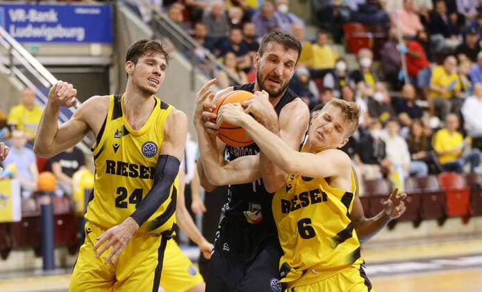 Sport Bilder des Tages Ludwigsburg , Basketball Champions League Viertelfinale Spiel 2 , MHP Riesen Ludwigsburg vs. U-BT Cluj - Napoca , von links: Ethan Happ ( Riesen ) Stefan Bircevic ( Cluj ) Jacob patrick ( Riesen )