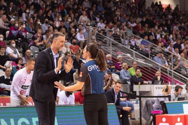 Sport Bilder des Tages Basketball, BBL, Telekom Baskets Bonn - JobStairs Gießen 46ers Pete Strobl (JobStairs Giessen 46ers, Head Coach) GER, Telekom Baskets Bonn gegen JobStairs Giessen 46ers, Basketball, 1.Bundesliga, EASYCREDIT BBL, 30. Spieltag, Spielzeit 2021 22, 13.04.2022, Location: Telekom Dome in Bonn GER, Telekom Baskets Bonn gegen JobStairs Giessen 46ers, Basketball, 1.Bundesliga, EASYCREDIT BBL, 30. Spieltag, Spielzeit 2021 22, 13.04.2022, Location: Telekom Dome in Bonn Foto: Gerhard Wingender Bonn Copyright: xEibner-Pressefotox xGerhardxWingenderx EP_GWR