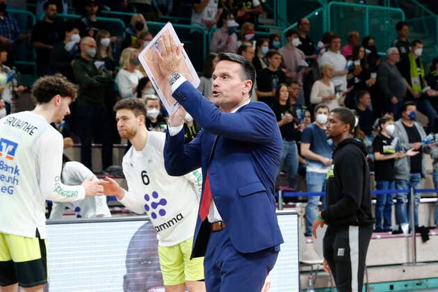 30. Spieltag der easyCredit BBL Basketball Bundesliga in der Oberfrankenhalle in Bayreuth Saison 2021-2022 Medi Bayreuth gegen NINERS Chemnitz Raoul Korner (Medi Bayreuth Trainer)