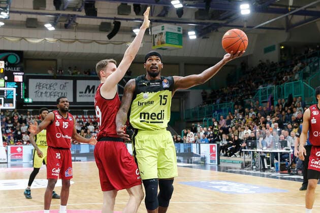 30. Spieltag der easyCredit BBL Basketball Bundesliga in der Oberfrankenhalle in Bayreuth Saison 2021-2022 Medi Bayreuth gegen NINERS Chemnitz Terry Allen ( Medi Bayreuth) -15- rechts Mindaugas Susinskas (NINERS Chemnitz) -29- links
