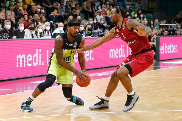 30. Spieltag der easyCredit BBL Basketball Bundesliga in der Oberfrankenhalle in Bayreuth Saison 2021-2022 Medi Bayreuth gegen NINERS Chemnitz Terry Allen ( Medi Bayreuth) -15- links Isiaha Mike (NINERS Chemnitz) -11- rechts