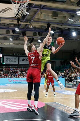30. Spieltag der easyCredit BBL Basketball Bundesliga in der Oberfrankenhalle in Bayreuth Saison 2021-2022 Medi Bayreuth gegen NINERS Chemnitz Janari Jöesaar ( Medi Bayreuth) -21- rechts Jonas Richter (NINERS Chemnitz) -7- links