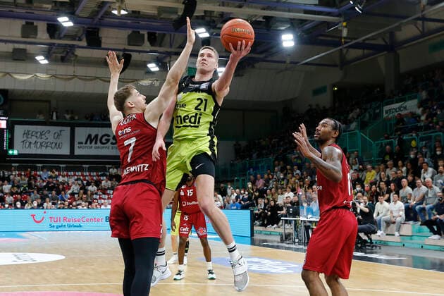 30. Spieltag der easyCredit BBL Basketball Bundesliga in der Oberfrankenhalle in Bayreuth Saison 2021-2022 Medi Bayreuth gegen NINERS Chemnitz Janari Jöesaar ( Medi Bayreuth) -21- mitte Jonas Richter (NINERS Chemnitz) -7- links