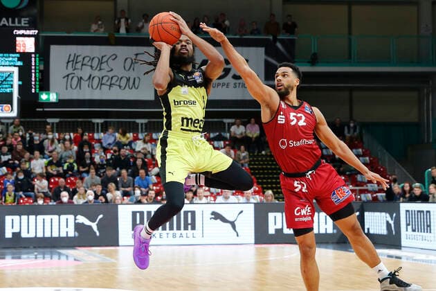 30. Spieltag der easyCredit BBL Basketball Bundesliga in der Oberfrankenhalle in Bayreuth Saison 2021-2022 Medi Bayreuth gegen NINERS Chemnitz Marcus Thornton ( Medi Bayreuth) -3- links Trent Lockett (NINERS Chemnitz) -52- rechts