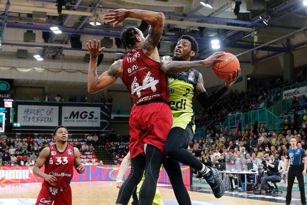 30. Spieltag der easyCredit BBL Basketball Bundesliga in der Oberfrankenhalle in Bayreuth Saison 2021-2022 Medi Bayreuth gegen NINERS Chemnitz Sacar Anim ( Medi Bayreuth) -2- rechts Darion Atkins (NINERS Chemnitz) -44- links