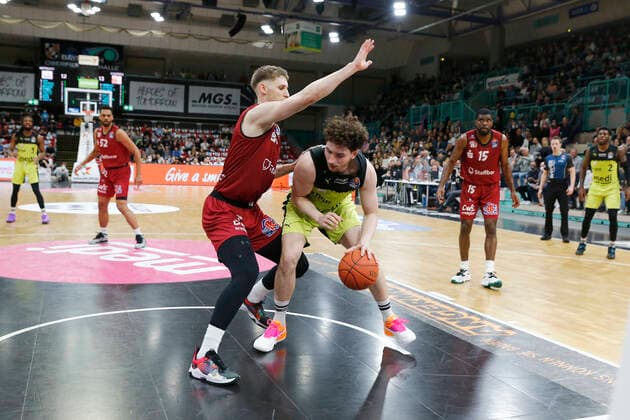 Basketball, BBL, medi Bayreuth - Chemnitz 99ers 30. Spieltag der easyCredit BBL Basketball Bundesliga in der Oberfrankenhalle in Bayreuth Saison 2021-2022 Medi Bayreuth gegen NINERS Chemnitz Kay Bruhnke (Medi Bayreuth) -9- rechts Jonas Richter (NINERS Chemnitz) -7- links