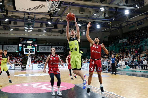 30. Spieltag der easyCredit BBL Basketball Bundesliga in der Oberfrankenhalle in Bayreuth Saison 2021-2022 Medi Bayreuth gegen NINERS Chemnitz Kevin Wohlrath ( Medi Bayreuth) -6- links Trent Lockett (NINERS Chemnitz) -52- rechts
