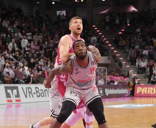 Basketball, BBL, Telekom Baskets Bonn - JobStairs Gießen 46ers Saulius Kulvietis Telekom Baskets Bonn vs. Jalon Demarco Miller JobStairs GIESSEN 46ers easyCredit BBL 1. Bundesliga , Saison 2021 2022 , Hauptrunde 30. Spieltag