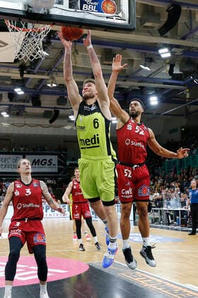 30. Spieltag der easyCredit BBL Basketball Bundesliga in der Oberfrankenhalle in Bayreuth Saison 2021-2022 Medi Bayreuth gegen NINERS Chemnitz Kevin Wohlrath ( Medi Bayreuth) -6- links Trent Lockett (NINERS Chemnitz) -52- rechts