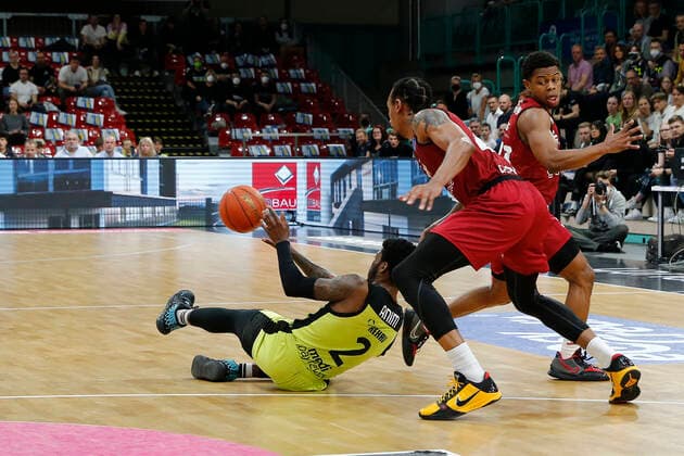 30. Spieltag der easyCredit BBL Basketball Bundesliga in der Oberfrankenhalle in Bayreuth Saison 2021-2022 Medi Bayreuth gegen NINERS Chemnitz Sacar Anim ( Medi Bayreuth) -2- links Darion Atkins (NINERS Chemnitz) -44- mitte
