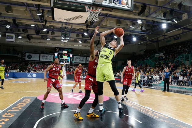 30. Spieltag der easyCredit BBL Basketball Bundesliga in der Oberfrankenhalle in Bayreuth Saison 2021-2022 Medi Bayreuth gegen NINERS Chemnitz Andreas Seiferth (Medi Bayreuth) -11- rechts Darion Atkins (NINERS Chemnitz) -44- links