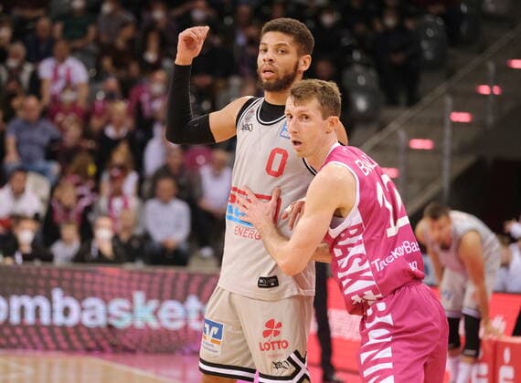 Basketball, BBL, Telekom Baskets Bonn - JobStairs Gießen 46ers Skyler Bowlin Telekom Baskets Bonn vs. Kendale McCullum JobStairs GIESSEN 46ers easyCredit BBL 1. Bundesliga , Saison 2021 2022 , Hauptrunde 30. Spieltag