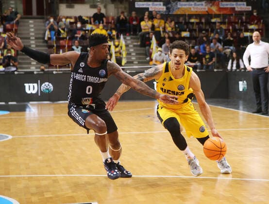 V.li. Karel Guzman (Cluj-Napoca) , Jonah Radebaugh (Riesen) . MHP Riesen Ludwigsburg vs.U-BT Cluj-Napoca . Basketball-Champions League 2021-2022. Ludwigsburg , GER, 13.04.2022,