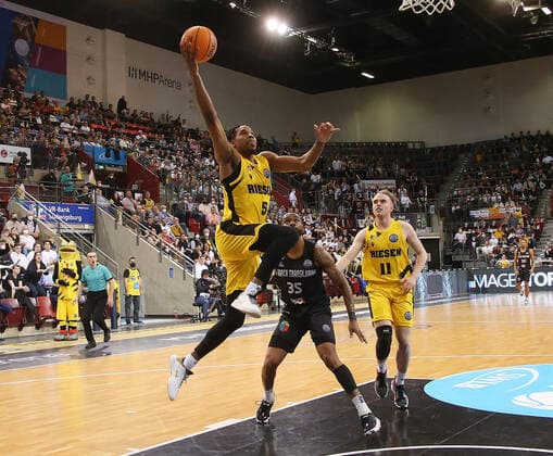 Justin Simon (Riesen) . MHP Riesen Ludwigsburg vs.U-BT Cluj-Napoca . Basketball-Champions League 2021-2022. Ludwigsburg , GER, 13.04.2022,