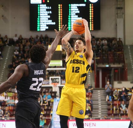 Jonah Radebaugh (Riesen) , Jonah Radebaugh (Riesen) . MHP Riesen Ludwigsburg vs.U-BT Cluj-Napoca . Basketball-Champions League 2021-2022. Ludwigsburg , GER, 13.04.2022,