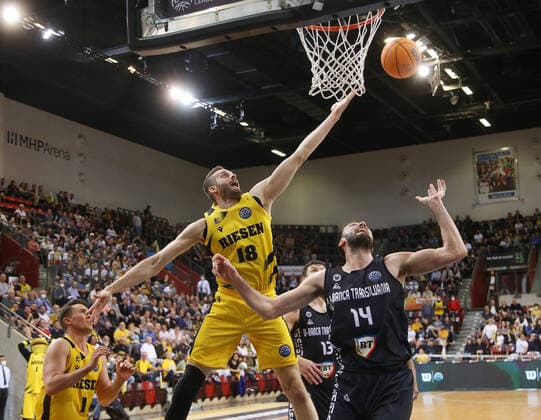 Jonas Wohlfarth-Bottermann (Riesen, links=) . MHP Riesen Ludwigsburg vs.U-BT Cluj-Napoca . Basketball-Champions League 2021-2022. Ludwigsburg , GER, 13.04.2022,