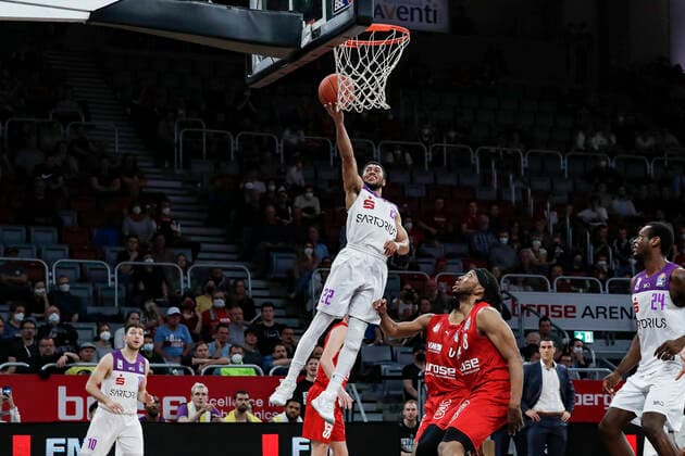 links 22 Stephen Brown (BG Göttingen) rechts Akil Mitchell (Brose Bamberg, 08) Brose Bamberg - BG Göttingen Goettingen - easyCredit-BBL - Basketball Bundesliga Saison 2021 22 Spieltag 30, 13.04.2022 Bamberg, Brose Arena Foto: Daniel Löb Loeb Copyright: DanielxLöb