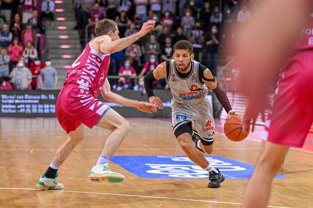 Basketball, BBL, Telekom Baskets Bonn - JobStairs Gießen 46ers easyCredit BBL, Telekom Baskets Bonn vs. JobStairs GIESSEN 46ers, 13.04.2022 Kendale McCullum (JobStairs GIESSEN 46ers, 0), Skyler Bowlin (Telekom Baskets Bonn, 12), easyCredit BBL, Telekom Baskets Bonn vs. JobStairs GIESSEN 46ers am 13.04.2022 im Telekom Dome, Bonn (Nordrhein-Westfalen) Copyright: xBEAUTIFULxSPORTS Mueller-Laschetx