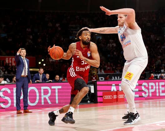 Basketball, BBL, FC Bayern München - SYNTAINICS MBC 13.04.2022, BBL, FC Bayern Muenchen vs Mitteldeutscher , Audi Dome Muenchen , Basketball, im Bild: Igor Jovovic (Mitteldeutscherbasketball), Daran Hilliard (FCB Basketball) vs John Bryant (Mitteldeutscherbasketball)